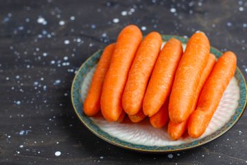 вымытая морковь лежит на тарелке