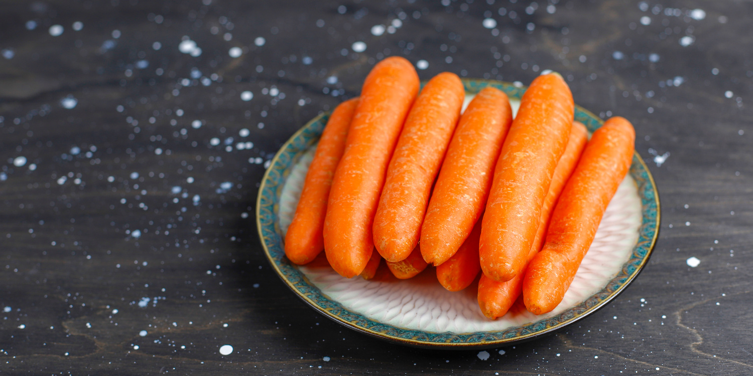 вымытая морковь лежит на тарелке