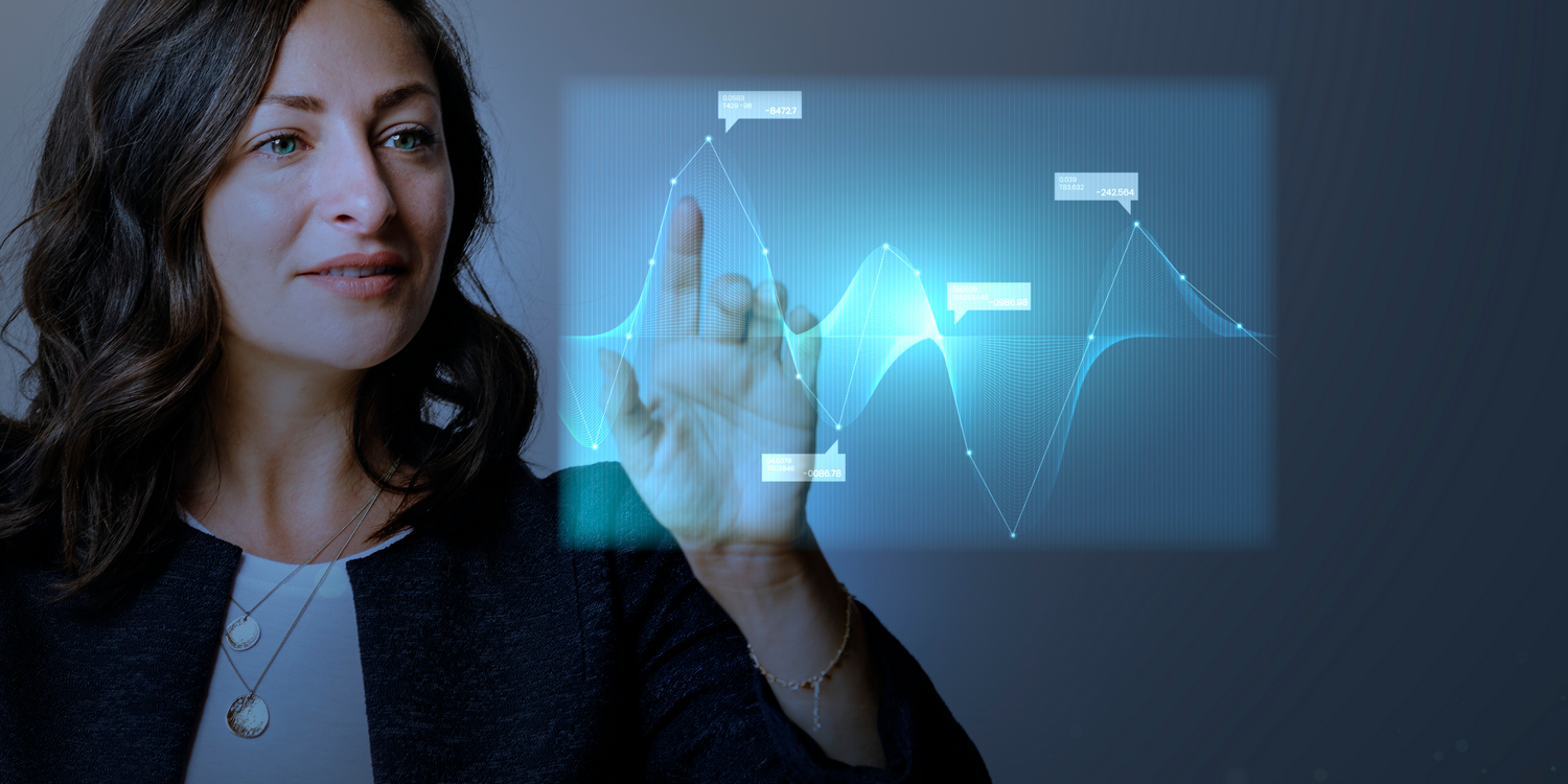 Женщина-аналитик смотрит график