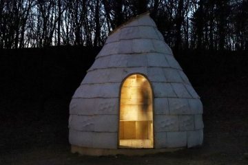 В сумерках виден небольшой домик