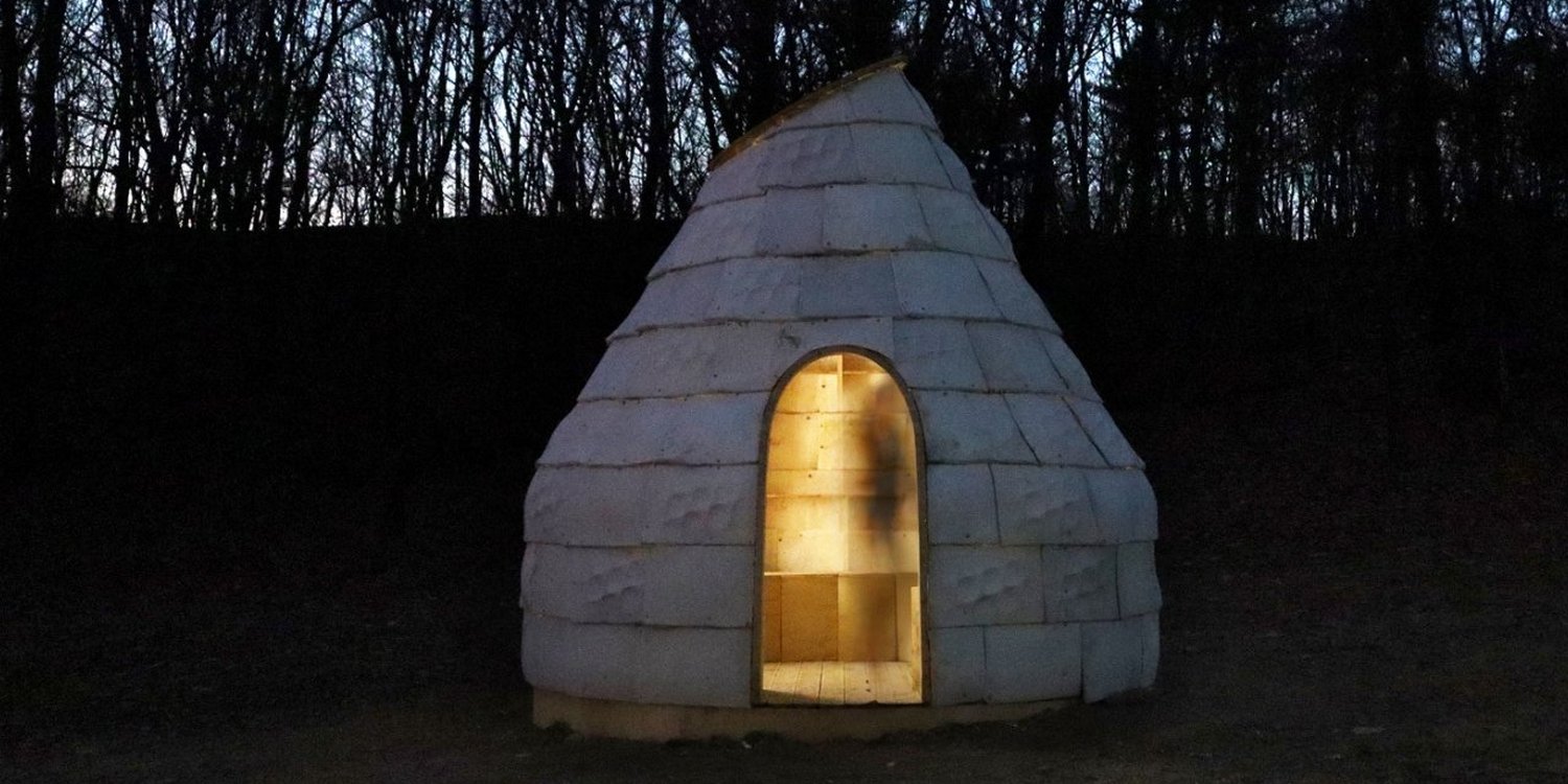 В сумерках виден небольшой домик