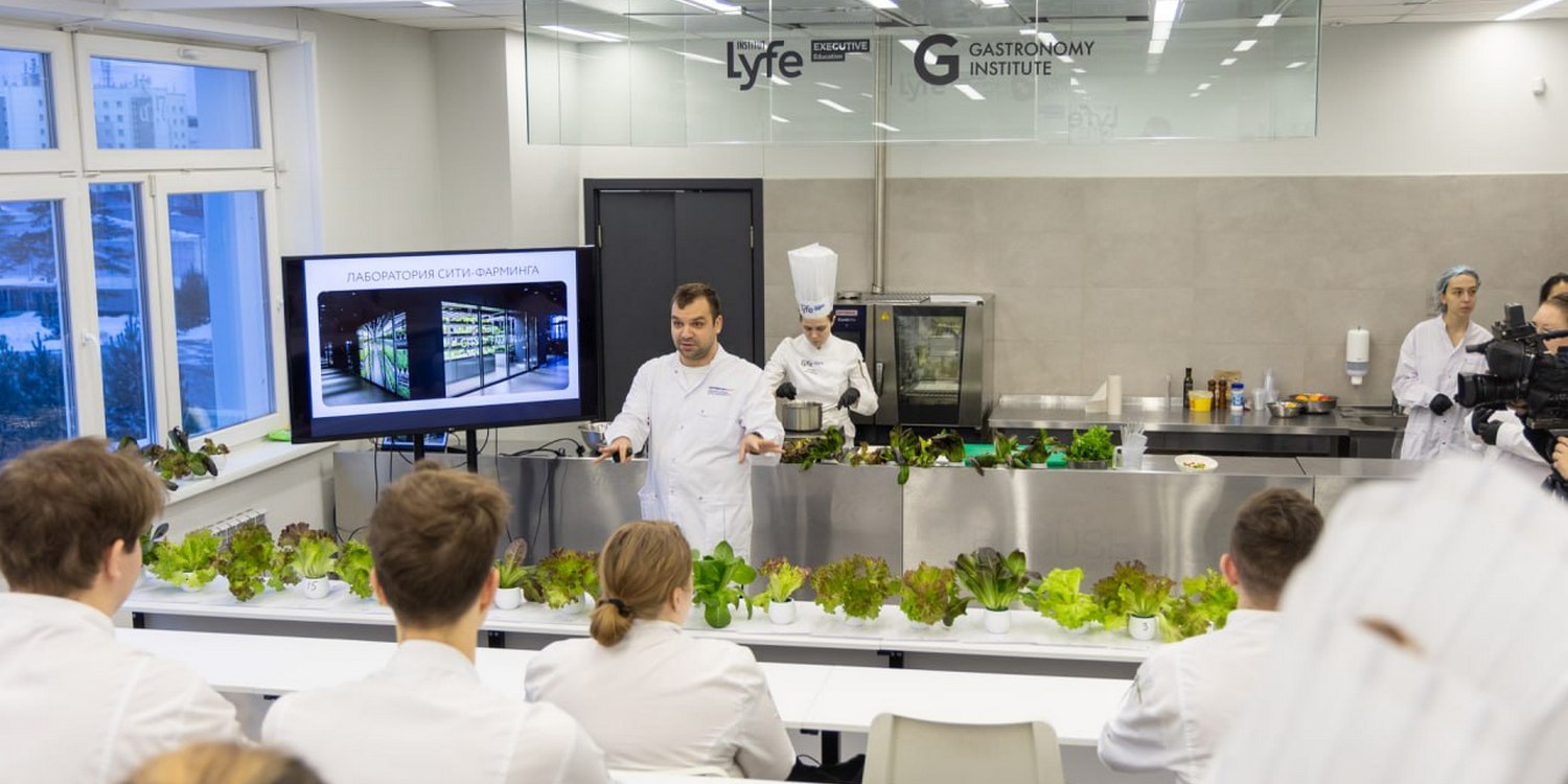 В аудитории презентация салата, выращенного при помощи гидропоники. Люди в белых халатах