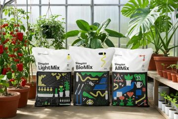 В оранжерее стоят три мешка с разными субстратами